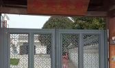 鄉村民宿庭院圍墻安裝了春翔牌鋁藝大門